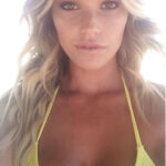 YellowBikiniBabe from Kent, 26 years old