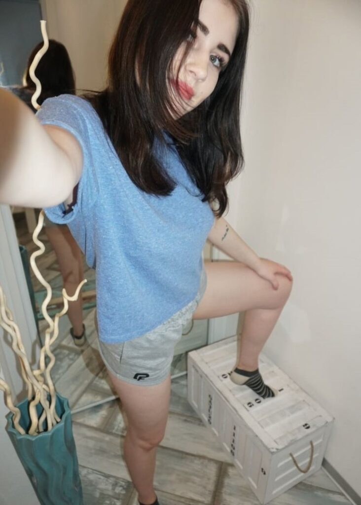 Em from Los Angeles, 25 years old